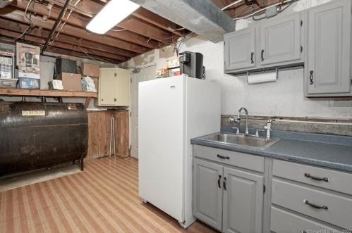 33 Windsor Rd, Huntington CT 06484-5022 exterior