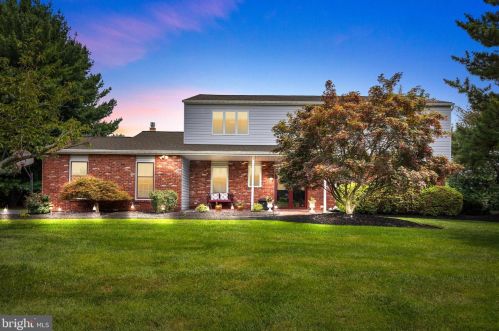 8 Adele Dr, Southampton, PA 18954-1603