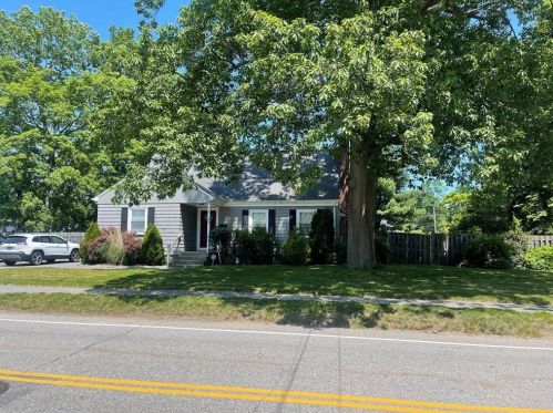 194 Norwood Ave, Warwick, RI 02888-2303