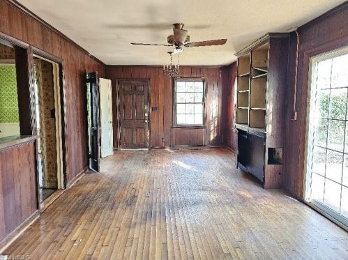 1521 Colonial Ave, Greensboro NC  27408-4907 exterior