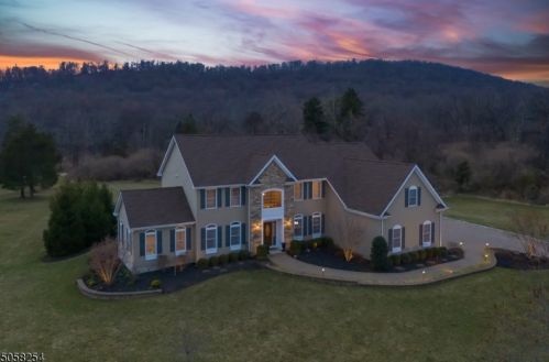 7 Creek Rd, White House Station, NJ 08889-4016