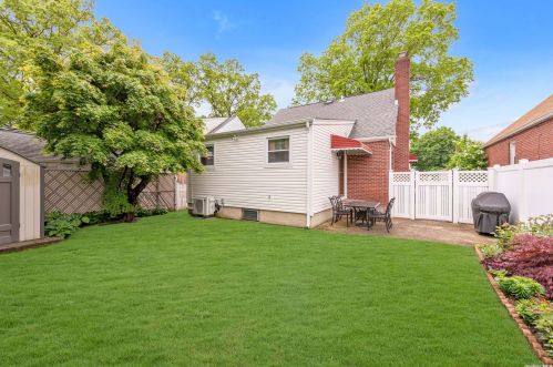 110 Central Blvd, New Hyde Park NY  11040-4228 exterior