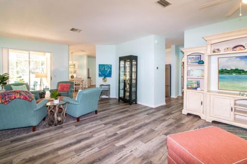 2290 Warwick Dr, Oldsmar, FL 34677-1952