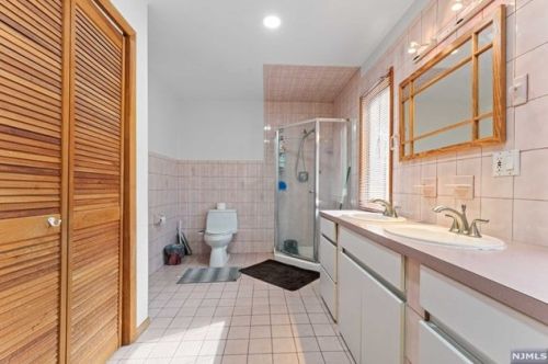 17 Hickory Dr, Oakland NJ  07436-2519 exterior