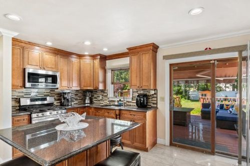 577 Centre Ave, North Lindenhurst NY  11757-3114 exterior