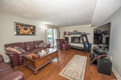 28 Hammond Rd, Elwood NY  11731-4810 exterior