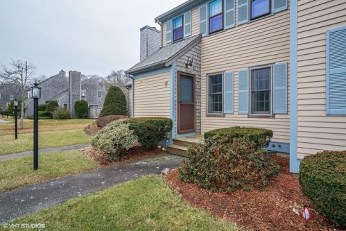 33 Woodview Dr, Falmouth, MA 02540-2995