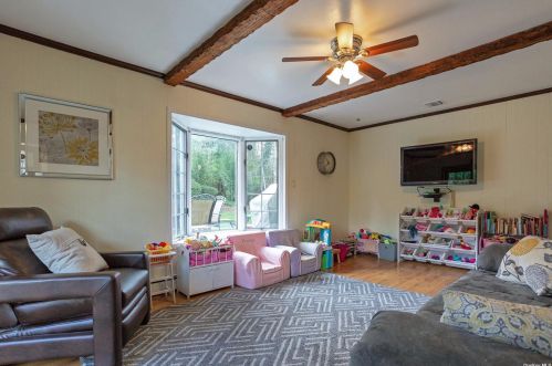 8 Stuart Ct, Huntington Station NY  11746-4237 exterior