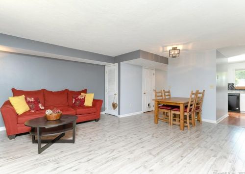 71 Perry St, Putnam, CT 06260-2238