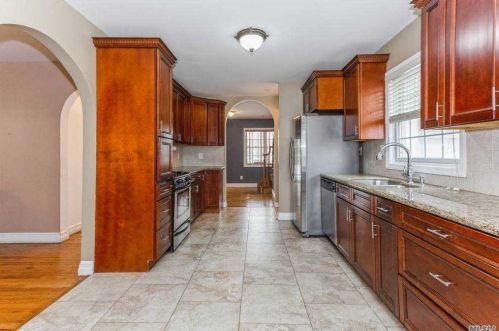 90 Primrose Dr, New Hyde Park NY  11040-2140 exterior