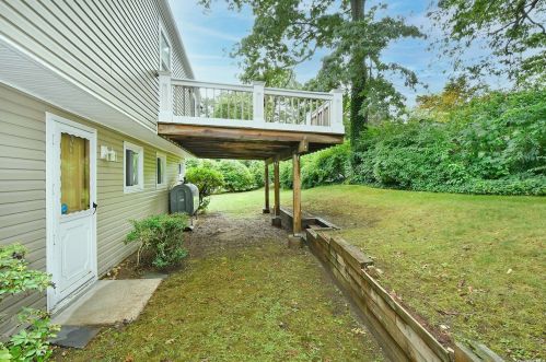 9 Leghorn Ct, Huntington Station NY  11746-2820 exterior