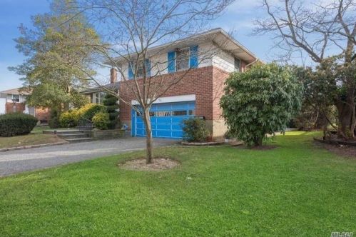 777 Regent Dr, Westbury, NY 11590-5438