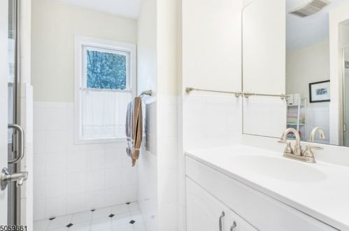 41 Essex Ave, Bernardsville NJ  07924-2235 exterior