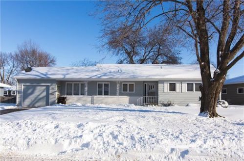 755 15th St, Nevada, IA 50201-2409