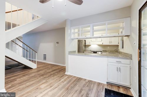 2053 Headlands Cir, Herndon VA  20191-3642 exterior