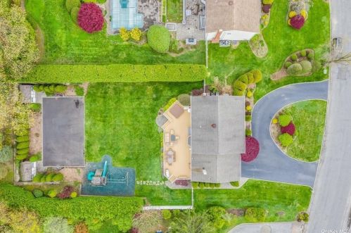 74 Stonehurst Ln, Huntington Station NY 11746-7935 exterior