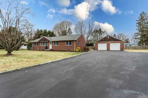 21 Burr Rd, Elwood, NY 11731-5331
