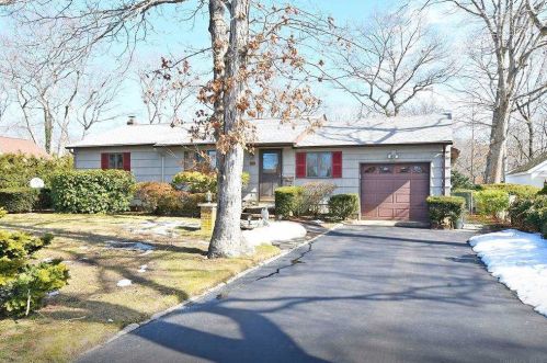 68 Eatondale Ave, Blue Point, NY 11715-1025