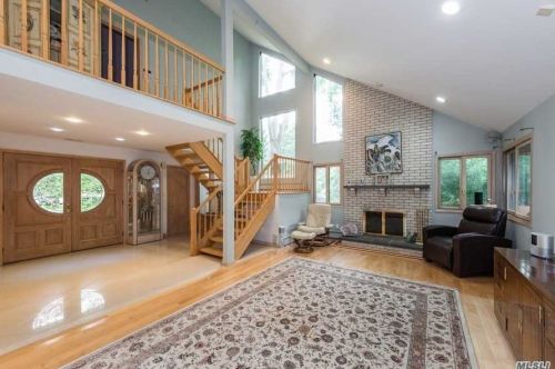 1 Allenby Dr, Northport, NY 11768-1422