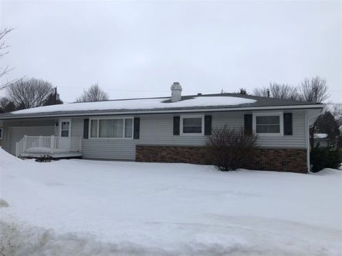 210 Valley Manor Dr, Cresco, IA 52136-1033