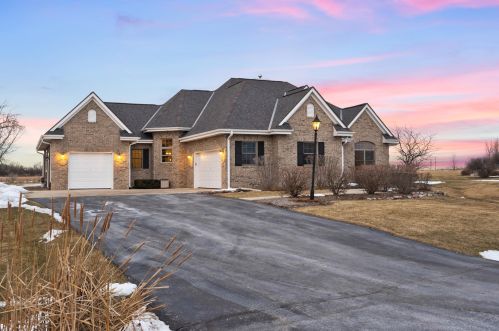 6224 Stefanie Way, Caledonia, WI 53108-9566