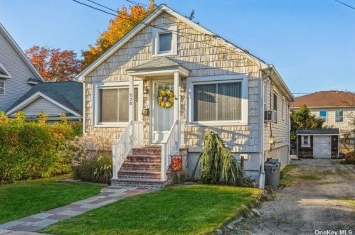 570 1st St, Cedarhurst, NY 11516-1310