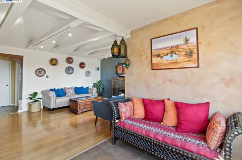 7950 Hillmont Dr, Oakland CA  94605-3521 exterior