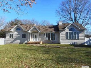 2197 Louis Kossuth Ave, Hauppauge, NY 11779-6320