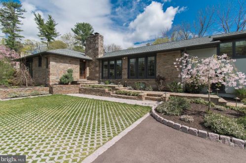 1439 Sugartown Rd, Berwyn, PA 19312-1890