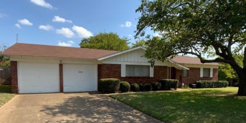 4821 Hollowbrook Rd, Fort Worth, TX 76103-1706