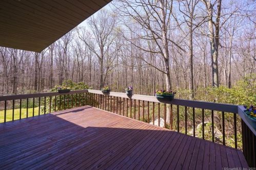 5 Bramble Bush Dr, Niantic CT  06357-1802 exterior