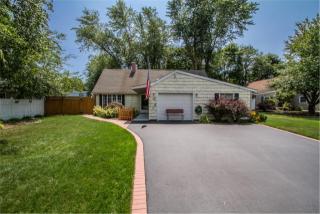 16 Slate Ln, Hauppauge, NY 11749-1609