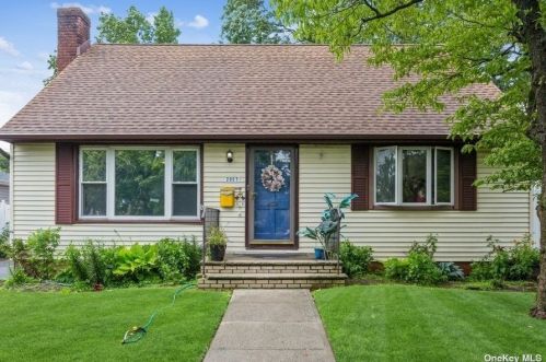 2057 Baylis Ave, Floral Park, NY 11003-2936