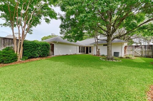 1319 Huntington Dr, Richardson TX  75080-2810 exterior