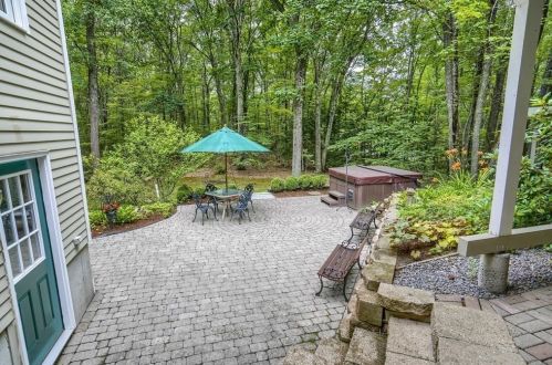 15 Danbury Cir, Amherst NH  03031-2016 exterior