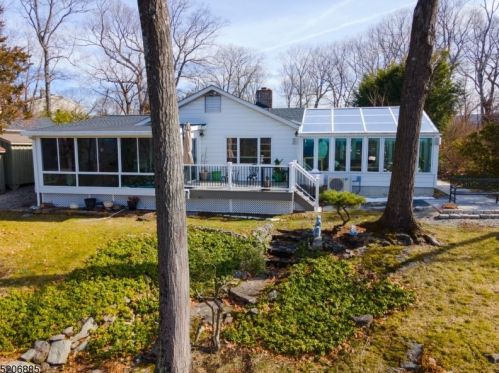 22 Crag Pl, Skyline Lakes NJ  07456-1814 exterior