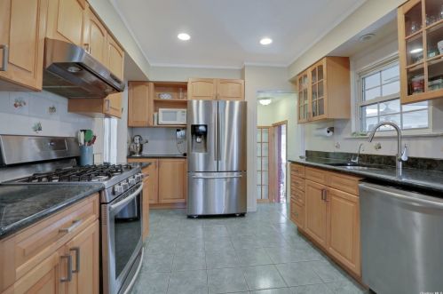 12 Tobin Ave, Great Neck, NY 11021-4427