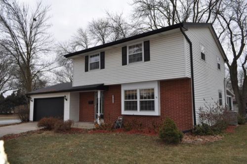 1900 Dewitt Ct, Waukesha, WI 53186-2612