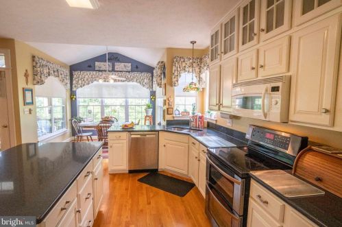 160 Manor Dr, Edinburg VA  22824-3579 exterior