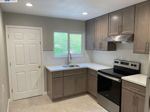 8033 Greenridge Dr, Oakland, CA 94605-3744
