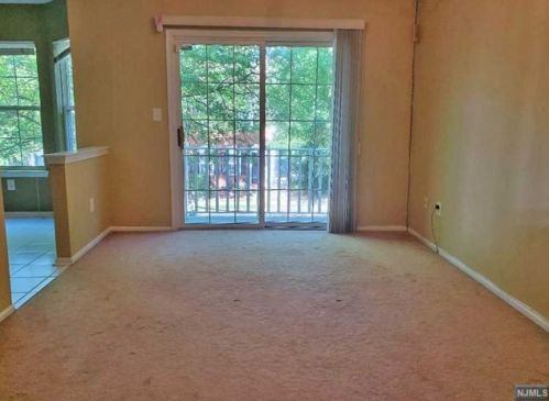 2048 Charles Ct, Mahwah NJ  07430-3800 exterior