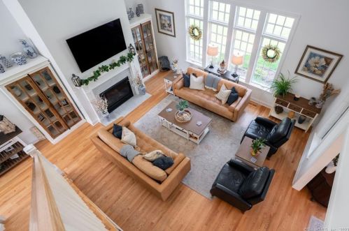 19 Somerset Dr, Waterbury CT  06762-3341 exterior