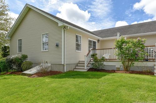 71 Cider Mill Ln, Bridgeport, CT 06611-2469