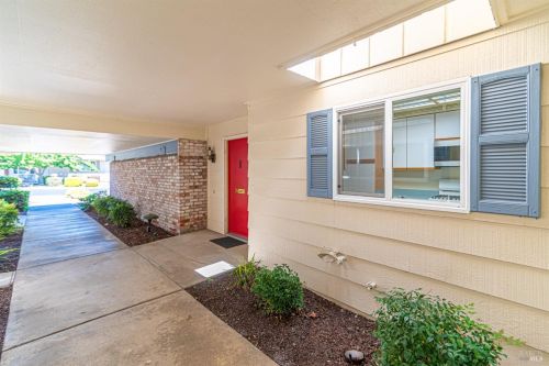 411 Meadowgreen Dr, Santa Rosa, CA 95409-5823