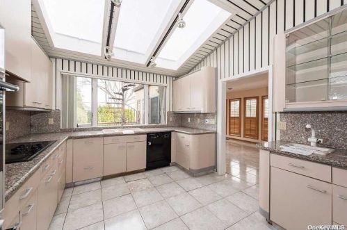 22 Saratoga Dr, Muttontown NY  11753-1449 exterior