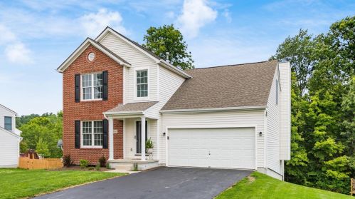 1045 Oxford Dr, Pataskala, OH 43062-7576