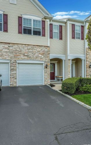 26 Sugar Pine Ln, Bayshore, NY 11706-5870