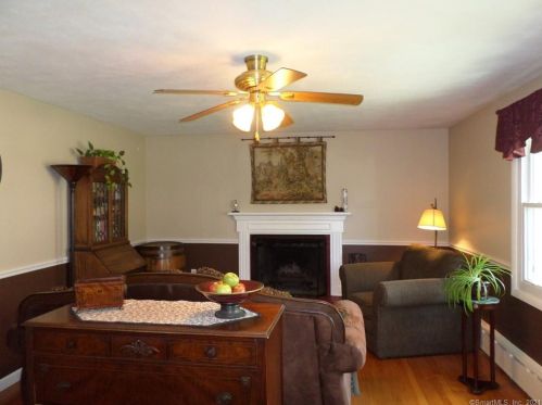 32 Rockwood Dr, Waterford, CT 06385-2121