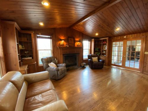 1947 Glen Oaks Ln, Thiensville WI  53092-2903 exterior