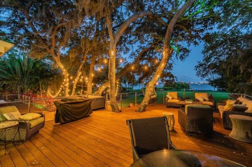 5148 31st Ave, Saint Petersburg FL  33707-5600 exterior